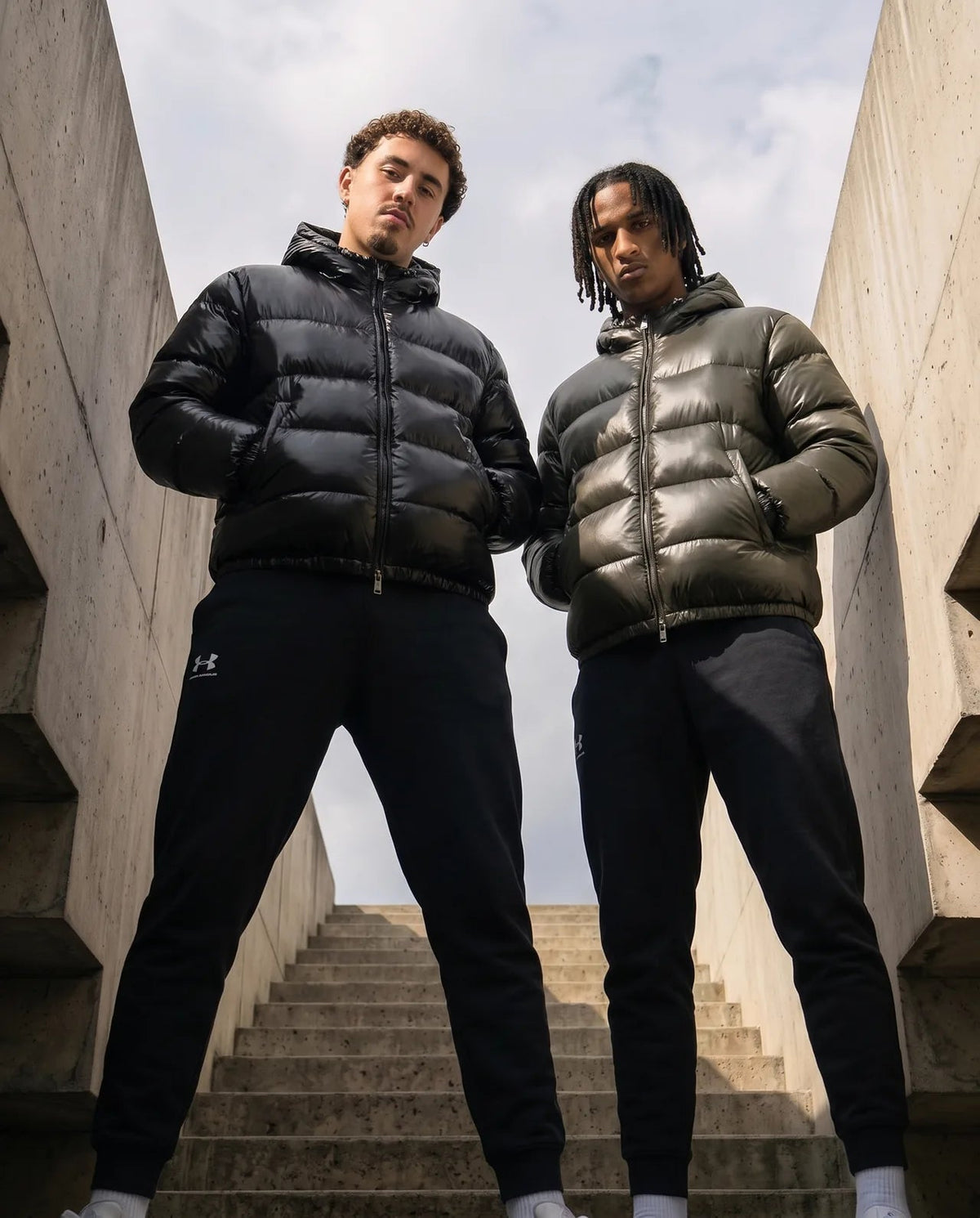 Doudounes à capuche WAITYX noir et kaki, deux hommes, escalier urbain en béton